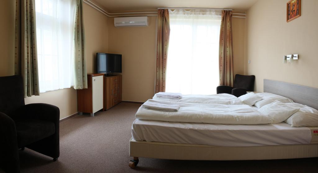 Hotel Monopoly Balatonalmádi Buitenkant foto